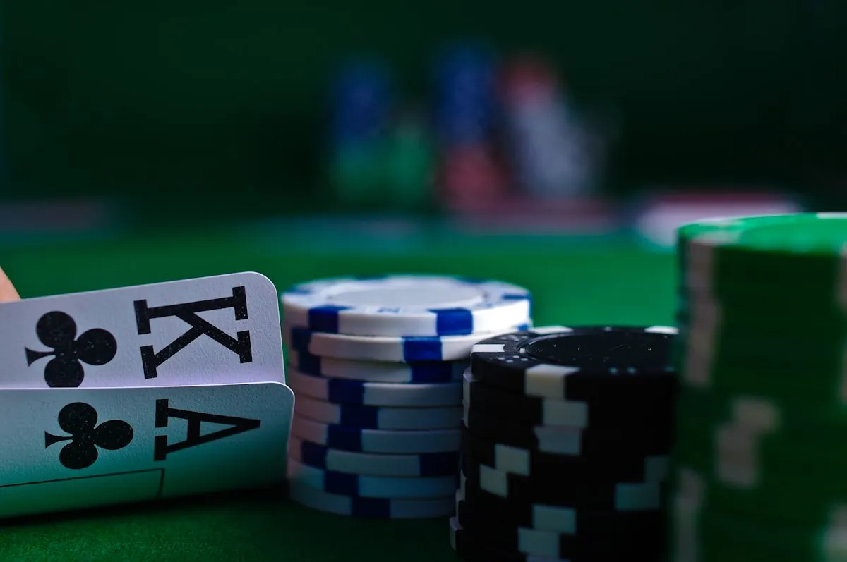 Kartu as dan king dengan tumpukan chip poker di meja hijau