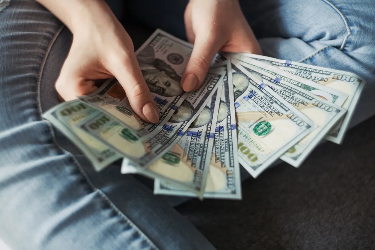 Koin emas jatuh melambangkan pengembalian cashback mingguan
