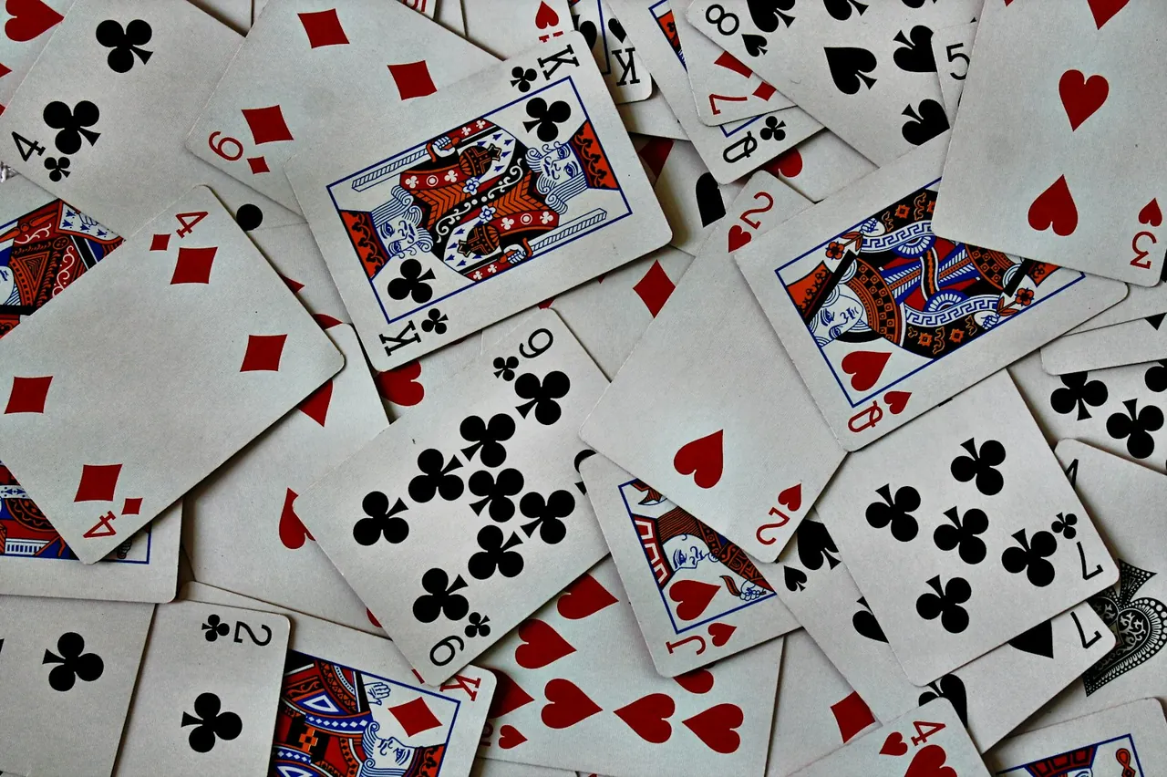 Mesin slot dengan lampu terang melambangkan turnamen slot