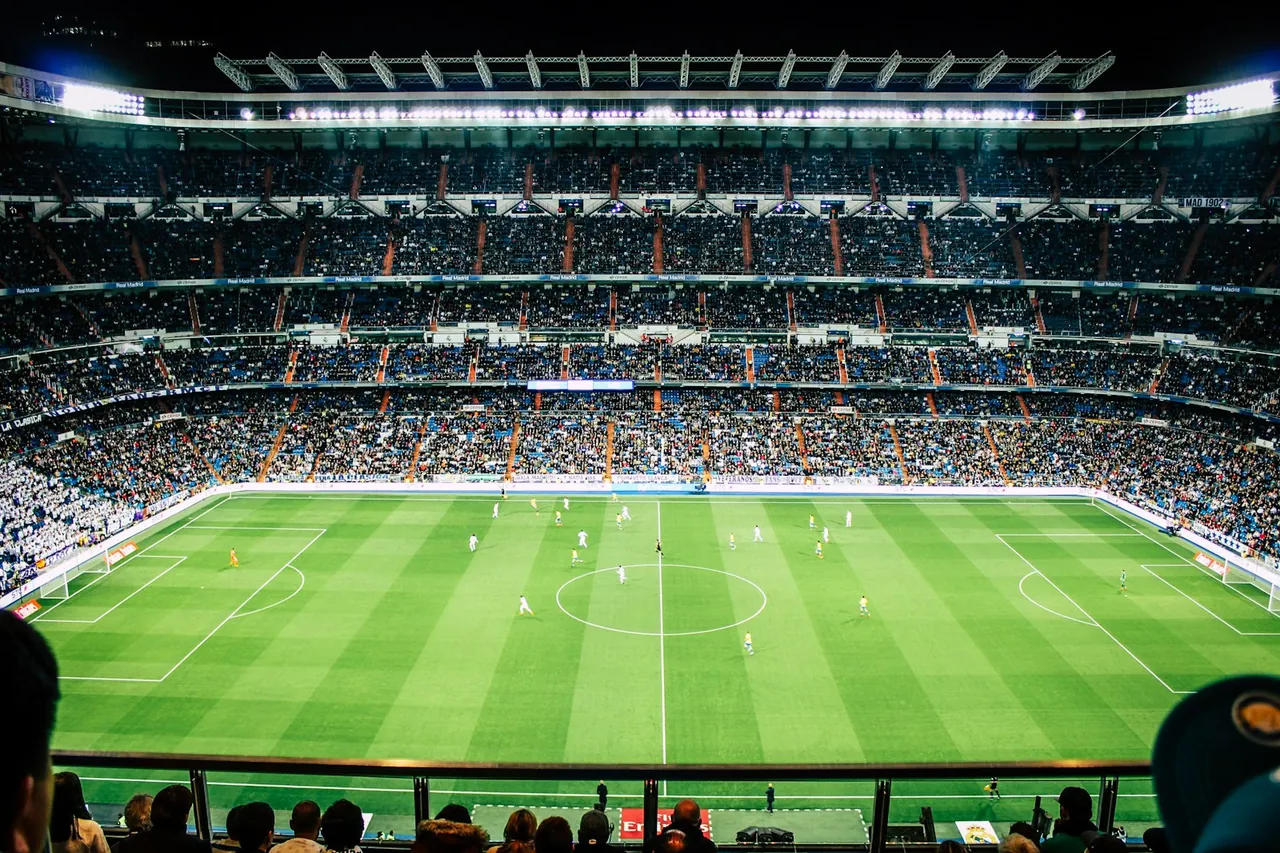Stadion sepak bola besar penuh penonton saat pertandingan